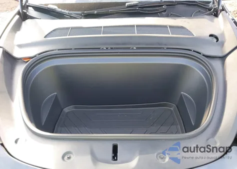 2024 Tesla Model Y Long Range Dual Motor All-Wheel Drive z USA, uszkodzony, nr VIN 7SAYGDEE2RA232074